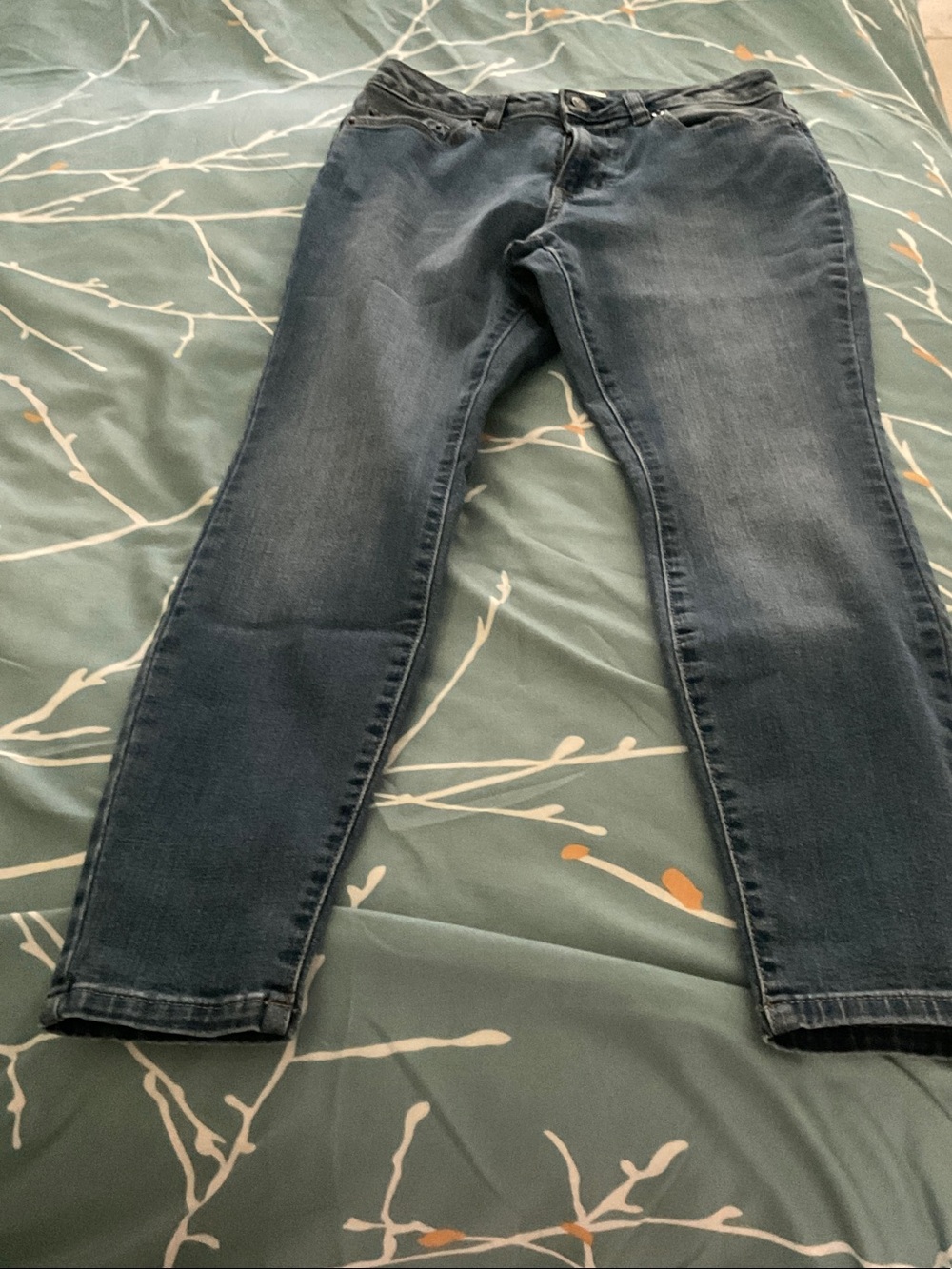 Brand new Amazon Essentials Women's Skinny Jeans in Dark Blue Wash